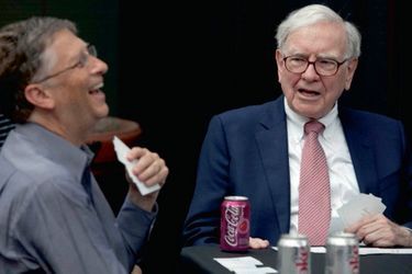 Les milliardaires américains Bill Gates et Warren Buffett en pleine partie de bridge. Cette photo a été postée par Bill Gates sur Twitter pour souhaiter la bienvenue à son ami sur le réseau social.