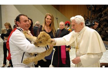 <br />
Le 1er décembre 2012, Benoît XVI a reçu en audience des musiciens et des artistes de cirque. L'occasion pour le Saint-Père de caresser la tête d'un jeune tigre. 