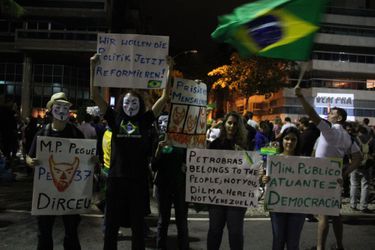 Quelques slogans devant le domicile du gouverneur de l'Etat de Rio.