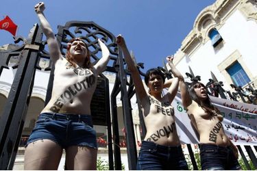 Les trois Femen avant leur arrestation le 29 mai à Tunis. 