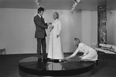 Michèle Morgan choisit, chez le couturier Jean-Louis Scherrer, à gauche, la robe qu'elle portera pour présider le Festival de Cannes 1971.