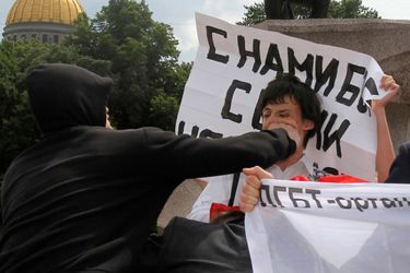 Un homme frappe un militant de la cause gay lors de la Gay pride (non autorisée) de Saint-Pétersbourg, en juin 2011.