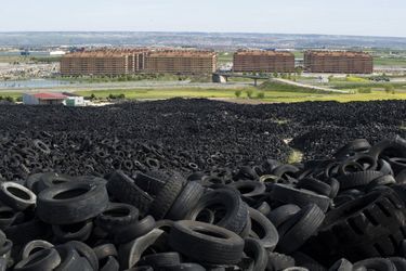 Seseña, à 35 kilomètres de Madrid : 13 500 appartements neufs devaient accueillir 40 000 habitants. Ils sont vides, bons à jeter, comme ces pneus dans la plus grande décharge d’Europe. 