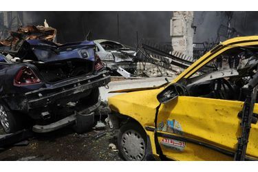 <br />
Un taxi détruit après l&#039;explosion d&#039;une bombe, à Damas, le 8 avril. 