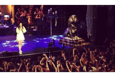 Lana Del Rey sur la scène de l&#039;Olympia, dimanche soir.