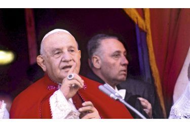 <br />
Angelo Giuseppe Roncalli est  nommé nonce à Paris en septembre 1944. Il y restera neuf ans. Il est élu pape en 1958.  De Gaulle et  Auriol le tenaient en haute estime. 
