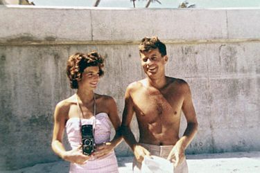 1er mars 1955, devant leur maison de Palm Beach, Floride. Jackie vient de tomber enceinte. John a manqué mourir. Ils sont en train de créer un mythe.