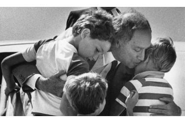 <br />
Justin Trudeau (à G.) dans les bras de son père, avec ses frère Michel et Sacha en 1983.