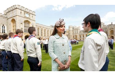 Dimanche 21 avril, au château des Windsor, dans le Berkshire. Kate rencontre les scouts de la Reine lors du traditionnel passage en revue.
