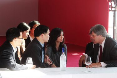 Le ministre de l&#039;Agriculture Stéphane Le Foll s&#039;est entretenu avec une délégation chinoise lors de l&#039;inauguration de Vinexpo, à Bordeaux. 