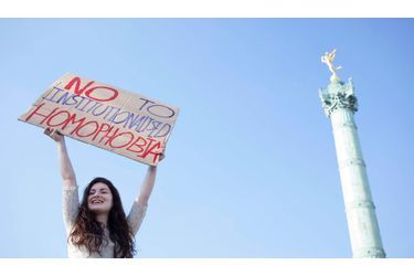 Le 21 avril, place de la Bastille, une jeune femme brandit une pancarte contre l&#039;homophobie. 