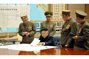 <br />
Kim Jong-un entouré d'officiers étudiant des documents