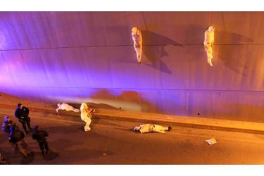 <br />
Le 8 mars 2013, deux corps enveloppés d&#039;un drap blanc sont retrouvés pendus à un mur de béton qui longe une voie rapide à Saltillo, au nord du Mexique.
