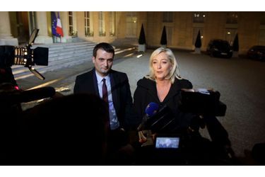 <br />
Florian Philippot et Marine Le Pen devant l'Elysée le 30 novembre 2012