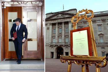 A gauche, Ed Perkins, du Palais de Kensington, sort de l'hôpital St Mary. Il tient sous son bras l'annonce officielle de la naissance du fils de Kate et William. A droite, le message annonçant la naissance de l’héritier du trône placé sur un chevalet devant le palais de Buckingham.. 