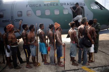 Les Munduruku s’apprêtant à prendre l&#039;avion pour Brasilia mardi.