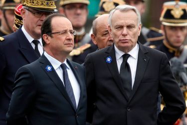 François Hollande et Jean-Marc Ayrault à Paris pendant les cérémonies du 8 mai. 