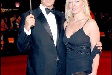 Pierce Brosnan avec Charlotte, en 2006. L'acteur avait adopté la fille de sa première épouse, quand elle avait 15 ans, au décès de son père biologique.
