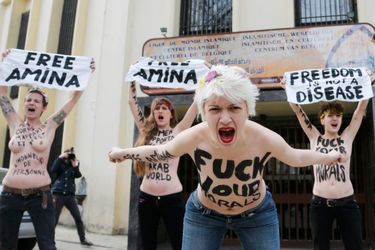 Le 4 avril, une manifestation des Femen de soutien à Amina devant l'ambassade de Tunisie à Bruxelles.