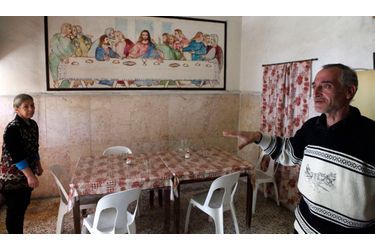 Salpi Magarian et son mari Michel Obejeh dans le réfectoire de leur maison de repos, au coeur du vieil Alep bombardé par le gouvernement.  Au mur, une copie de la &quot;Cène&quot; de Leonard de Vinci, représentant Jésus lors de son dernier repas avec ses disciples.