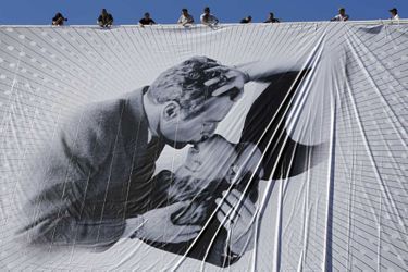 La magnifique affiche du 66e Festival de Cannes orne désormais le palais des festivals.