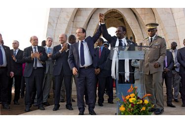 <br />
Sur la place de l’Indépendance à Bamako,  le 2 février, avec le président malien Dioncounda Traoré. François Hollande est accompagné de Laurent Fabius, le ministre des Affaires étrangères, et de celui de la Défense, Jean-Yves Le Drian.