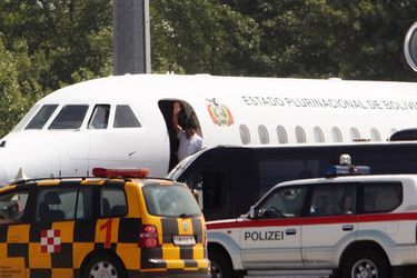 Evo Morales salue les photographes depuis son avion, sur le tarmac de l’aéroport de Vienne.