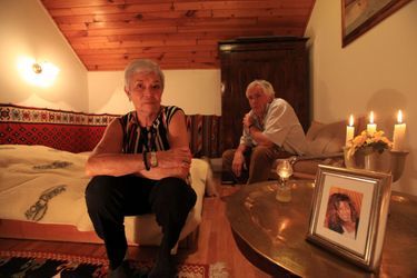 Les parents de Krisztina Cantat-Rady reçoivent Paris Match trois ans après le suicide de leur fille et révèlent leur doute sur les raisons de son acte. Dimanche 18 novembre 2012, dans leur résidence secondaire hongroise, sur le lac Balaton, Csilla et Ferenc Rady posent avec un portrait de leur fille.