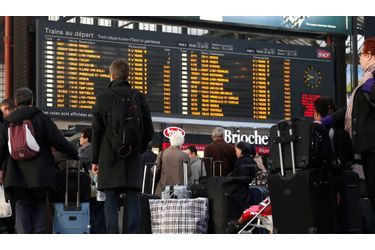 <br />
Des voyageurs attendent leur train à la gare de Lyon, à Paris.