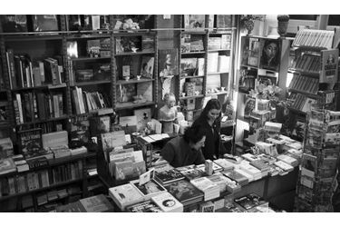 <br />
Marie-Rose Guarnieri et une de ses vendeuses dans la librairie des Abbesses.