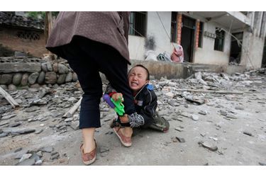 <br />
Après le séisme en Chine, un enfant pleure dans le village de Longmen.