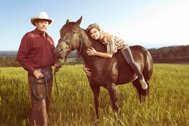 Dans une prairie du ranch Parelli, Sophie monte à cru Rendition, 4 ans. Grâce au savoir-faire de Pat, la jument quarter horse, tenue par un simple licol, a posé près d’une heure pour notre photographe. Elle porte la marque du ranch où elle est née.