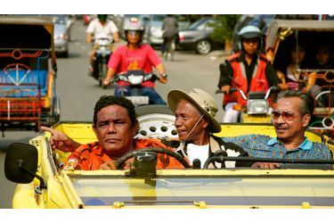 <br />
En Indonésie, les auteurs du génocide se déplacent en décapotable et en toute impunité. 