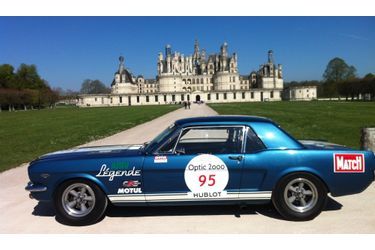 <br />
La Mustang devant le château de Chambord