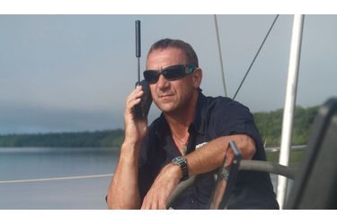 <br />
Patrick Deixonne, chef de l'expédition "7ème continent", essaie un téléphone satellite à Cayenne en Guyane où il réside.
