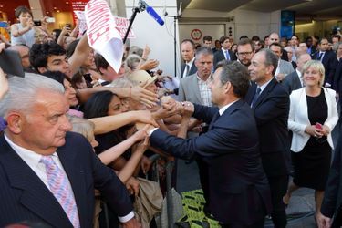 Nicolas Sarkozy s&#039;offre un bain de foule après son discours lors du bureau national extraordinaire de l&#039;UMP, le 8 juillet.
