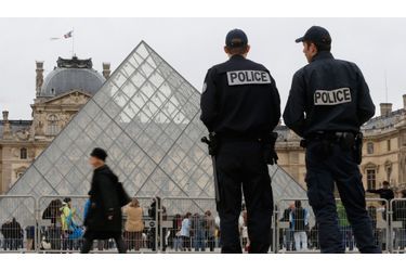 <br />
Les violences que subissent les agents du Louvre sont de plus en plus agressives: menaces, bousculades, insultes. 