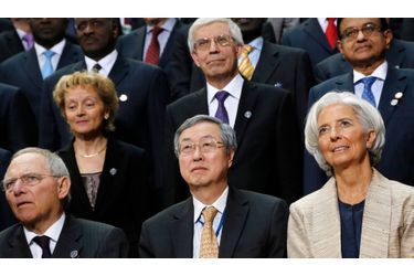 <br />
De gauche à droite:  Wolfgang Schaeuble,  Eveline Widmer-Schlumpf, China's Central Bank Governor Zhou Xiaochuan, Russia's Central Bank Governor Sergei Ignatyev, IMF Managing Director Christine Lagarde, and India's Finance Minister P. Chidambaram take their places for an International Monetary Fund governors group photo during IMF and World Bank spring meetings in Washington, April 20, 2013. 