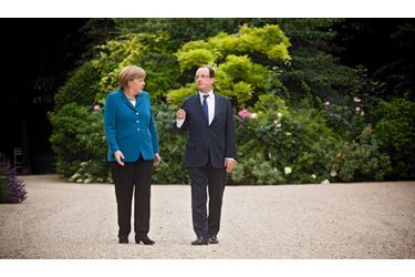 <br />
Le 27 juin 2012, dans les jardins de l’Elysée. Angela Merkel et François Hollande s’entretiennent avant la rencontre européenne de Bruxelles des 28 et 29 juin, énième « sommet de la dernière chance » pour sauver la zone euro.