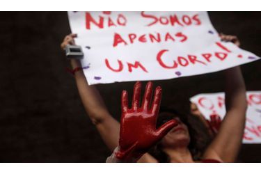 <br />
Des Brésiliennes défilant dans le cadre de la campagne de l&#039;ONU &quot;One Billion Rising&quot;, contre les violences faites aux femmes.