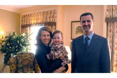 <br />
Bachar et Asma El-Assad en 2002, à Londres, avec leur fils, Hafez, 1 an à l'époque.
