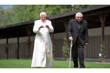 <br />
Benoît XVI avec son frère aîné Georg Ratzinger, prêtre et chef de chœur, en juillet 2008, dans  sa résidence de vacances à Bressanone. 