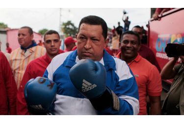 <br />
Hugo Chavez, avec des gants de boxe.