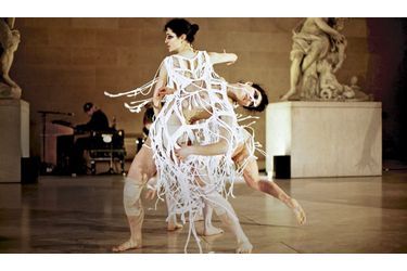 <br />
En février, les créatures étonnantes du chorégraphe Damien Jalet dansaient « Les médusés » en nocturne au Louvre.