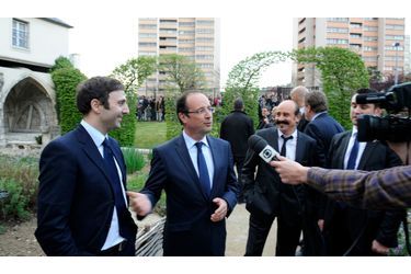 <br />
Le 13 avril 2012, à Chelles. Devant les caméras de la télévision brésilienne, François Hollande annonce au candidat Eduardo Rihan-Cypel qu'il sera le président du groupe d'amitié France-Brésil à l'Assemblée nationale.