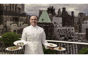 <br />
Sur le toit de la terrasse du Mark Hotel,  célèbre établissement de l’Upper East Side, dont il dirige le restaurant, Jean-Georges présente quatre de ses plats vedettes dont la fameuse pizza aux truffes et fontina (à g.). 