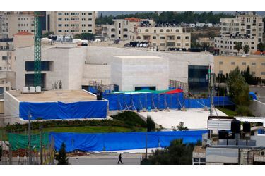 <br />
Des bâches bleues cachaient l'exhumation du corps de Yasser Arafat, à Ramallah.