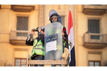 <br />
De jeunes egyptiens anti-Morsi tiennent des barrages comme celui-ci à l&#039;entree de la place Tahrir. Il est ecrit sur son bouclier qu&#039;ils ne veulent pas de pro-Morsi ici.