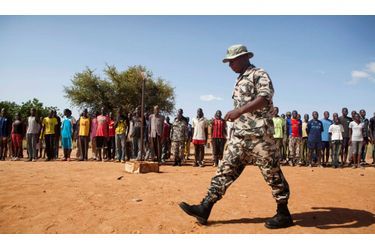 <br />
Les Casques bleus devront surtout renforcer l&#039;armée malienne, ébranlée par des mois de chaos. Sur la photo, un soldat passe devant un camp d&#039;entraînement des Forces de libération du Nord (FLN), une milicie d&#039;autodéfense comme il s&#039;en est formé de nombreuses depuis la chute des casernes de l&#039;armée malienne dans le Nord. 