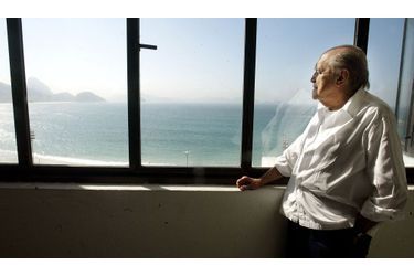 <br />
Oscar Niemeyer en 2003, dans son bureau qui surplombe Copacabana, à Rio de Janeiro.